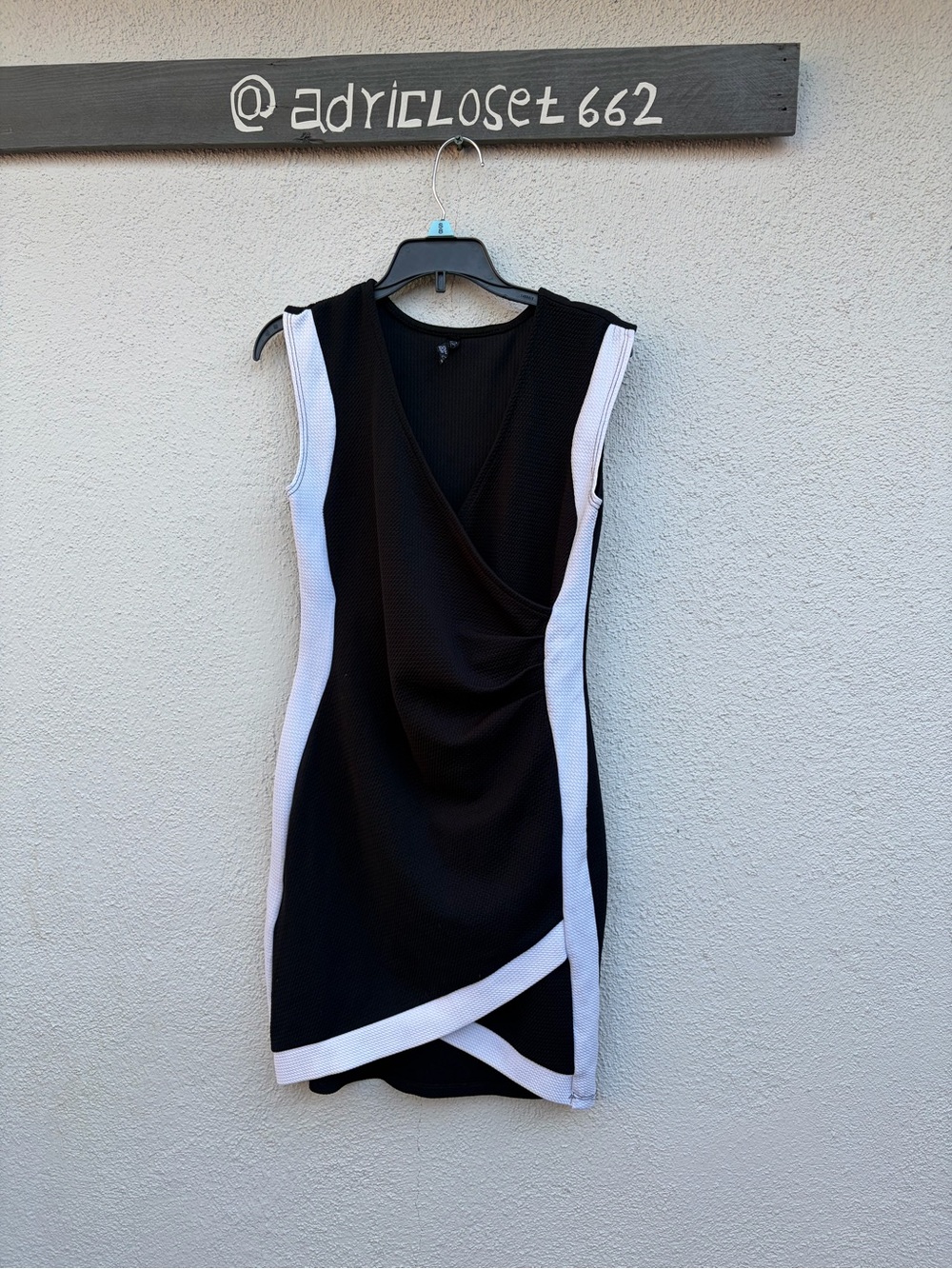 DGNY Black & White Sleeveless Wrap-Style Dress Women’s Size M